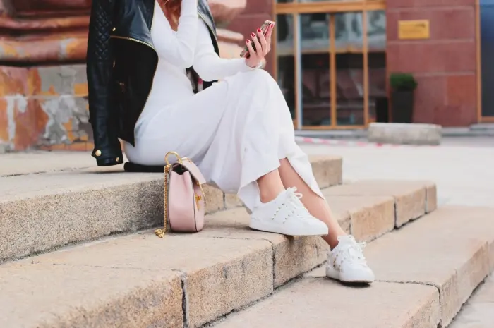 Cara Memadukan Sneakers dengan Outfit agar Terlihat Modis